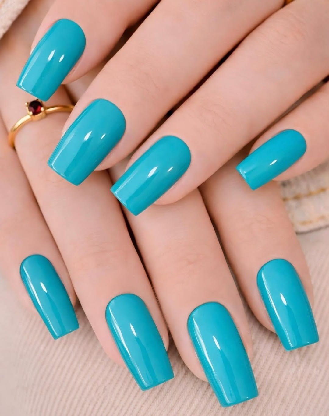 Unhas longas em azul turquesa com acabamento brilhante